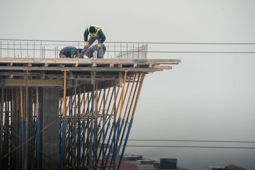 commercial-plumbing Workers on a high-rise building construction site in Denizli, Türkiye, showcasing teamwork and safety.